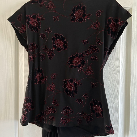 Black top with red sparkle - Picture 2 of 3